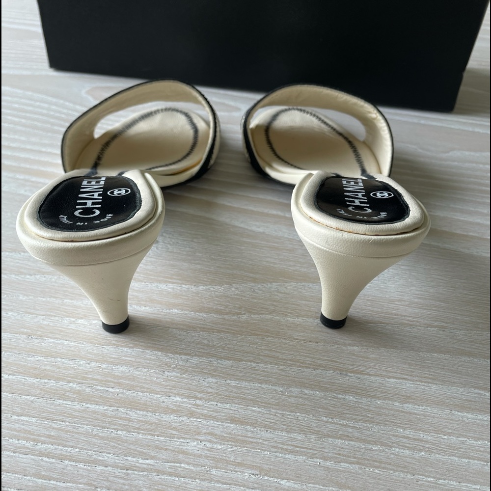 CHANEL White Leather Embroidered CC Slide Mules 39 - Picture 9 of 14
